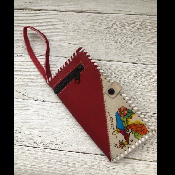 El Salvador Wallet (Red) - Picture 1 of 3